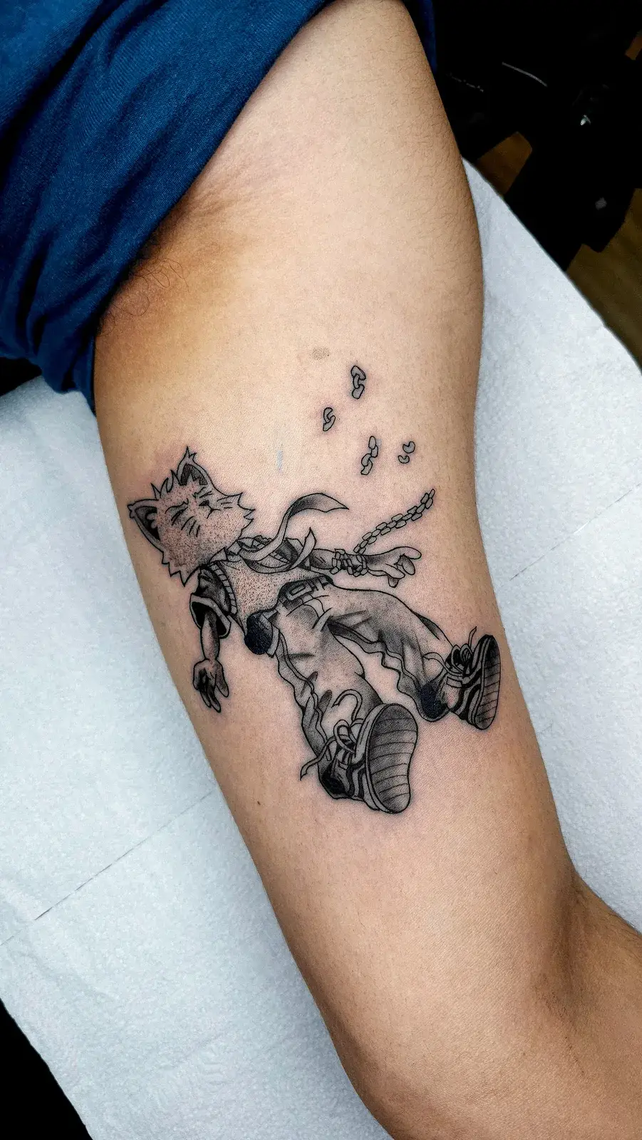 Tatuagem blackwork de capa de álbum em traço de rabisco, no braço, vista de frente