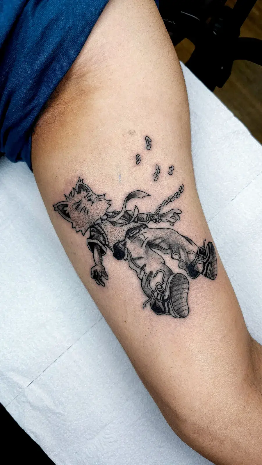 Tatuagem blackwork de capa de álbum em traço de rabisco, no braço