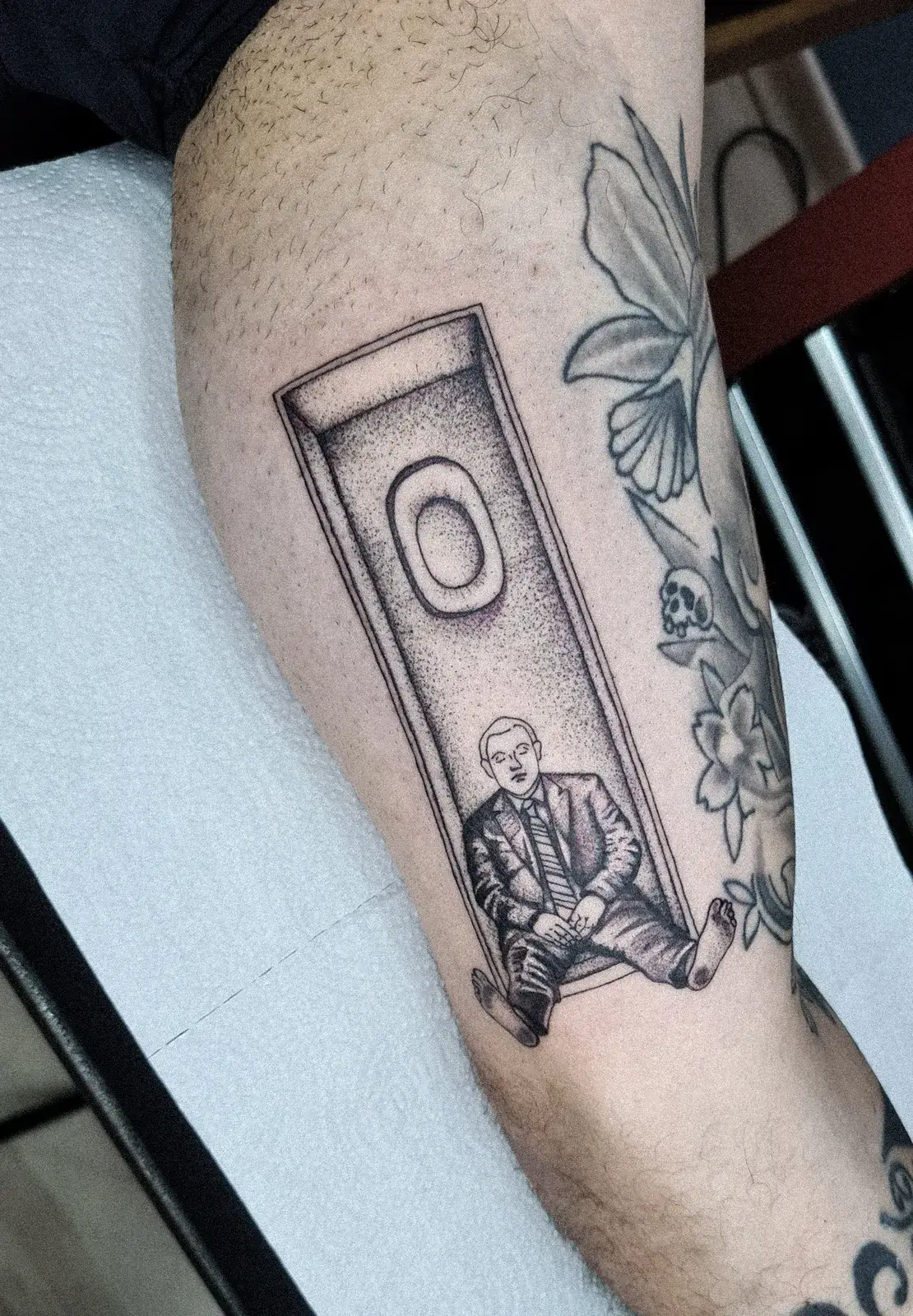 Tatuagem blackwork da capa de álbum do Mac Miller, em pontilhismo na panturrilha