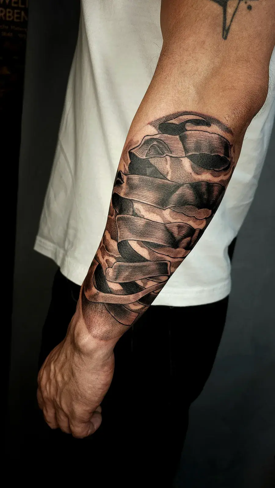 Tatuagem blackwork inspirada em The Rind, de Escher, com faixas em preto sólido envolvendo o antebraço
