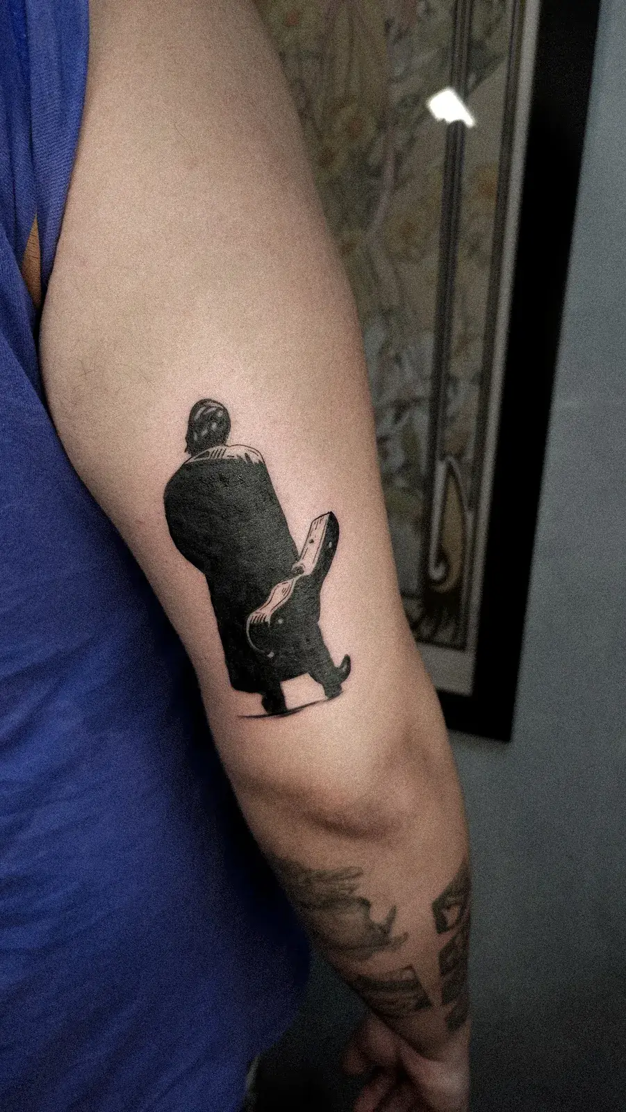 Tatuagem blackwork do Johnny Cash em silhueta de preto sólido, no braço