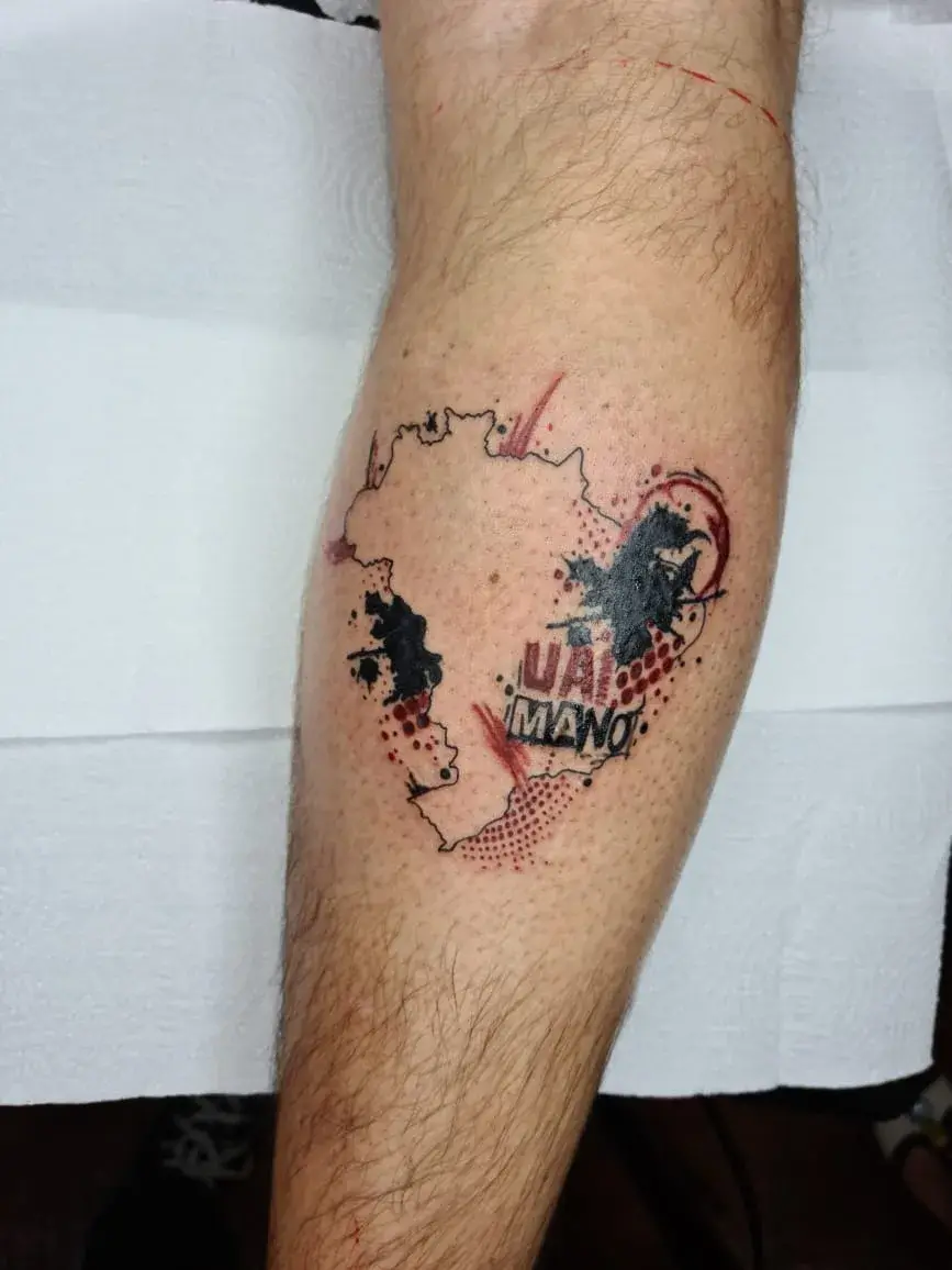 Tatuagem em trash polka com o mapa de Minas Gerais e a inscrição Uai Mano, na panturrilha