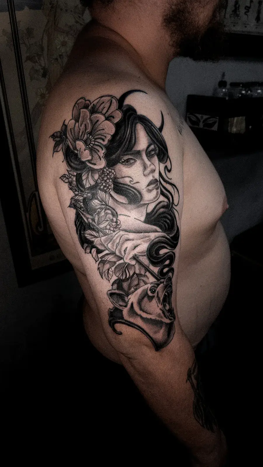 Tatuagem blackwork em neotrad de mulher com flores, chifres e felino em braço fechado