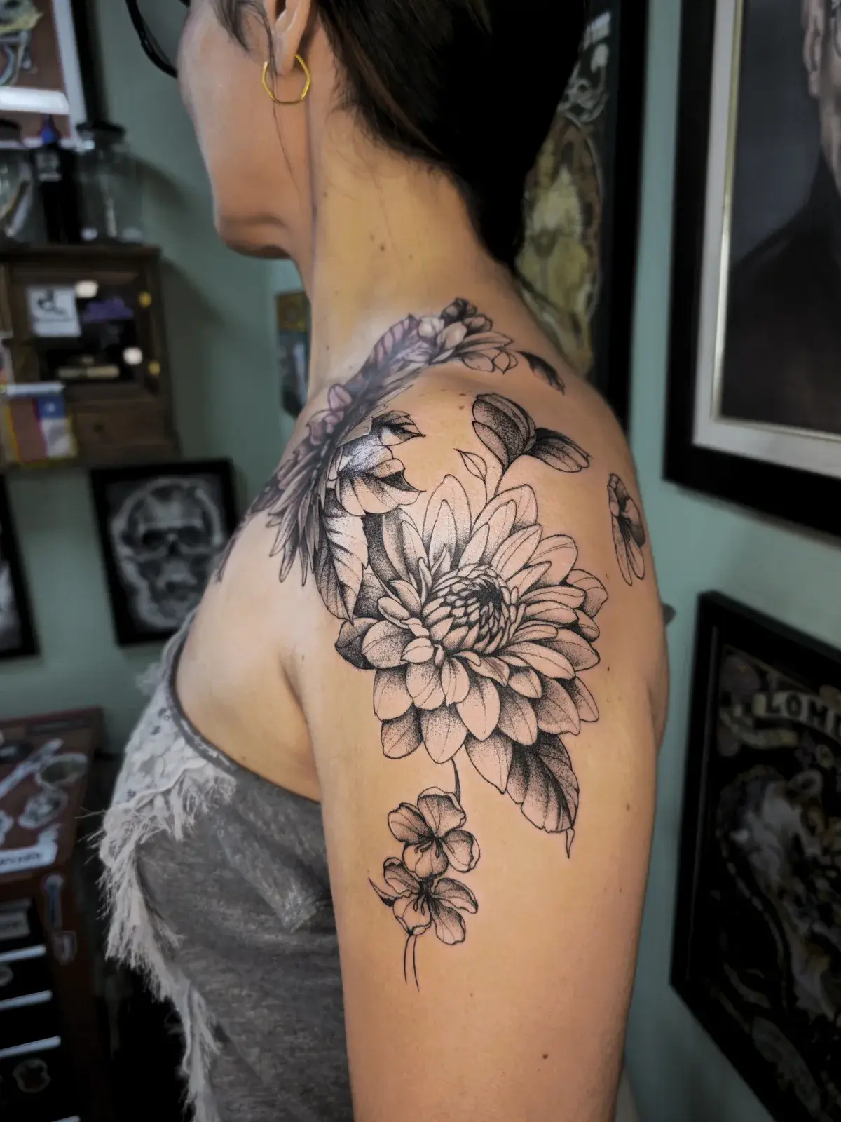 Cobertura de tatuagem com crisântemo e pequenas flores cobrindo o ombro