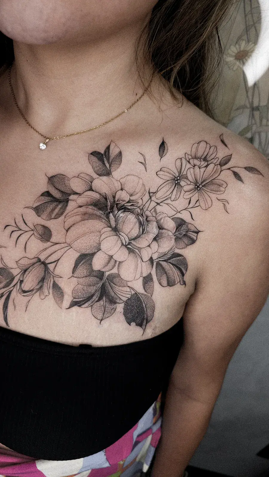 Cobertura de tatuagem com composição floral no peito