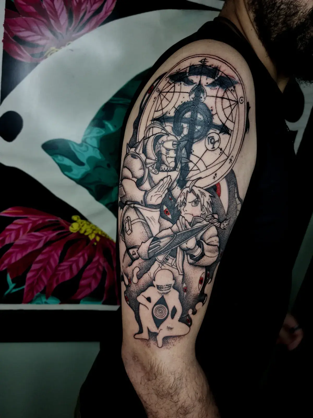 Cobertura de tatuagem de Fullmetal Alchemist com círculo de transmutação e personagens em braço fechado