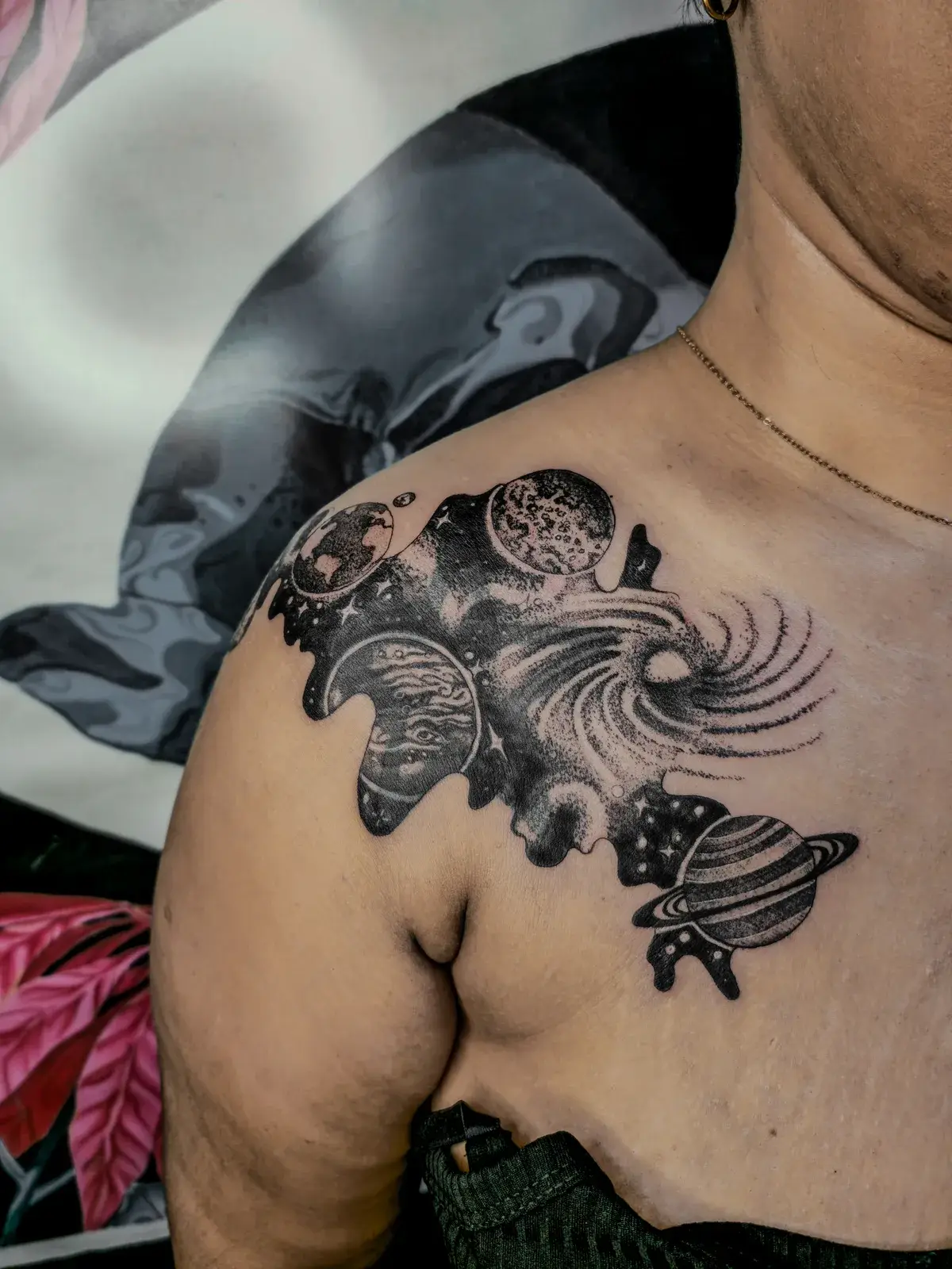 Cobertura de tatuagem com planetas e cauda de cometa em pontilhismo no ombro e clavícula