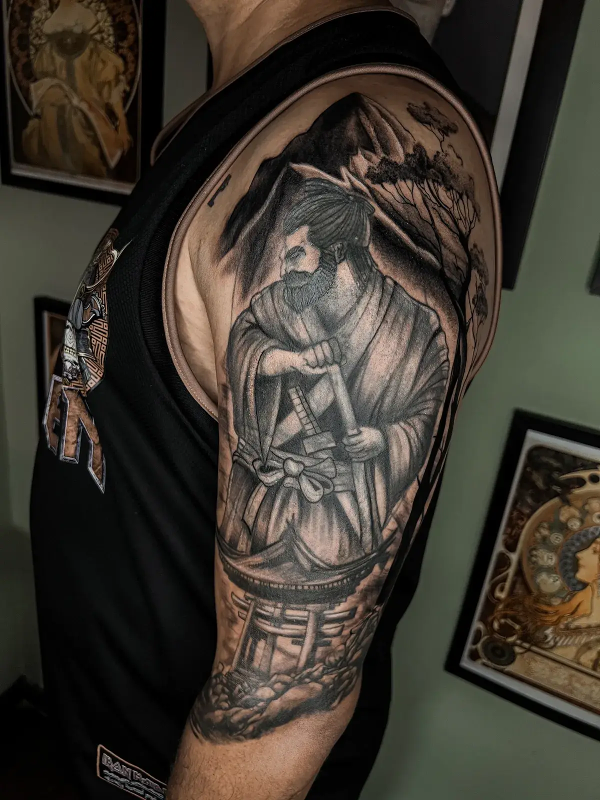 Cobertura de tatuagem com tema oriental, samurai, montanhas e torii em braço fechado