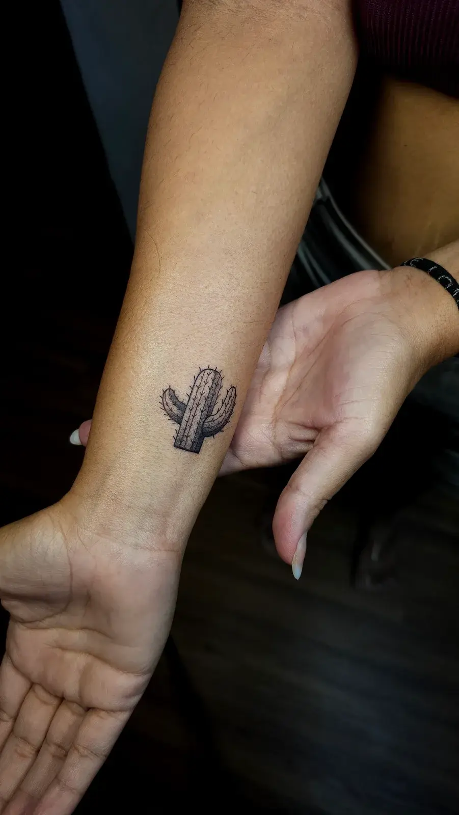 Tatuagem fine line de cacto em pontilhismo no punho