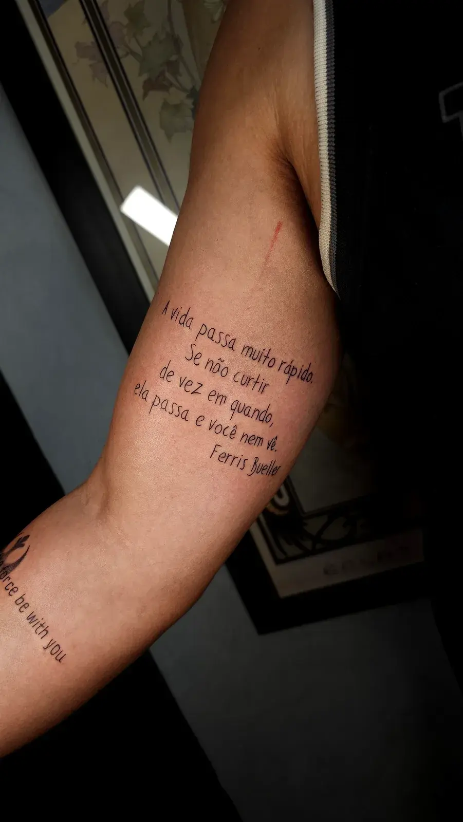 Tatuagem fine line com uma citação do filme Curtindo a Vida Adoidado, no antebraço
