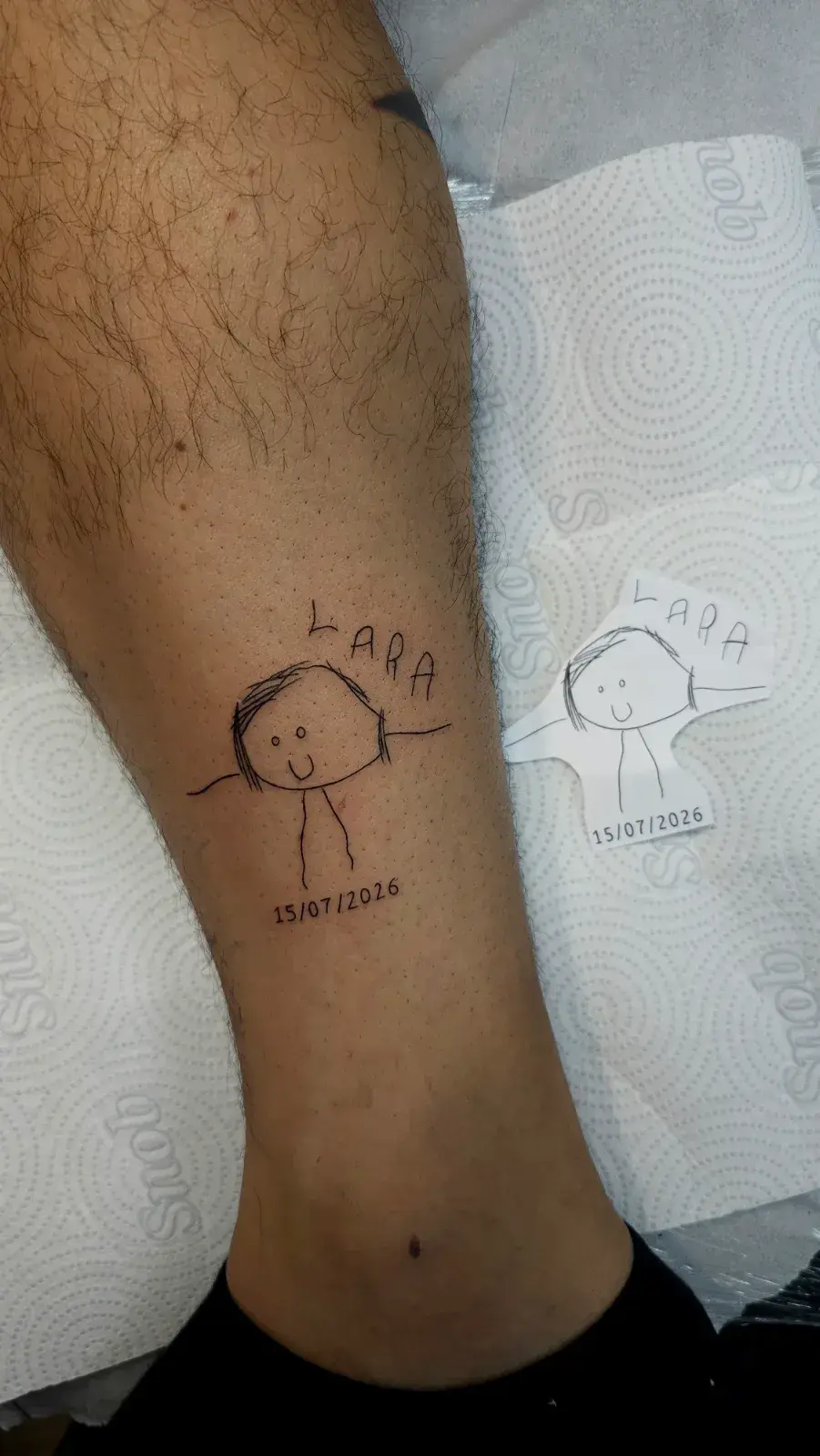 Tatuagem fineline em homenagem a filha. Desenho de criança em tattoo.