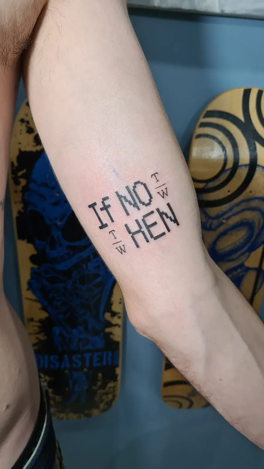 Tatuagem fine line com o lettering If not now then when no antebraço