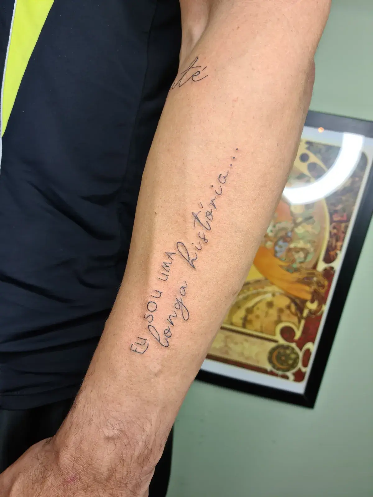 Tatuagem fine line com o lettering Eu sou uma longa história no antebraço