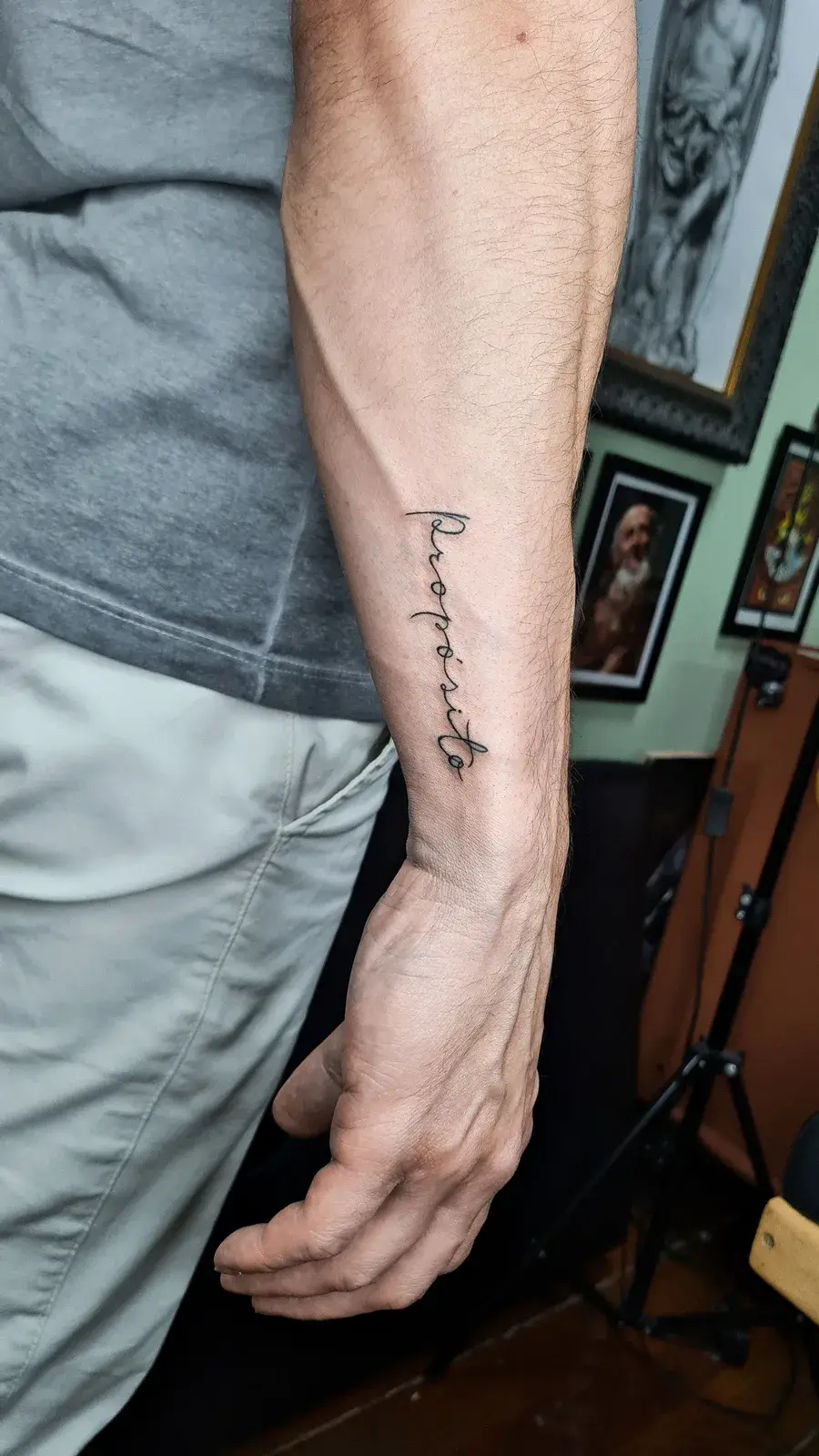 Tatuagem fine line com o lettering Respeito em cursiva, descendo o antebraço