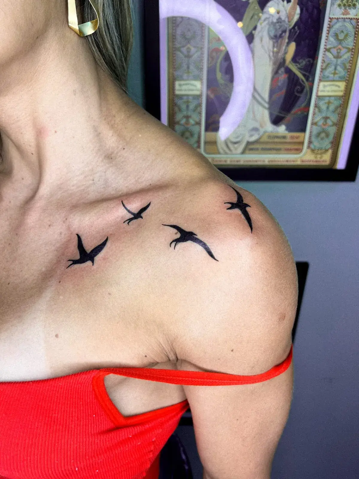Tatuagem de pássaros em preto sólido na clavícula e no ombro