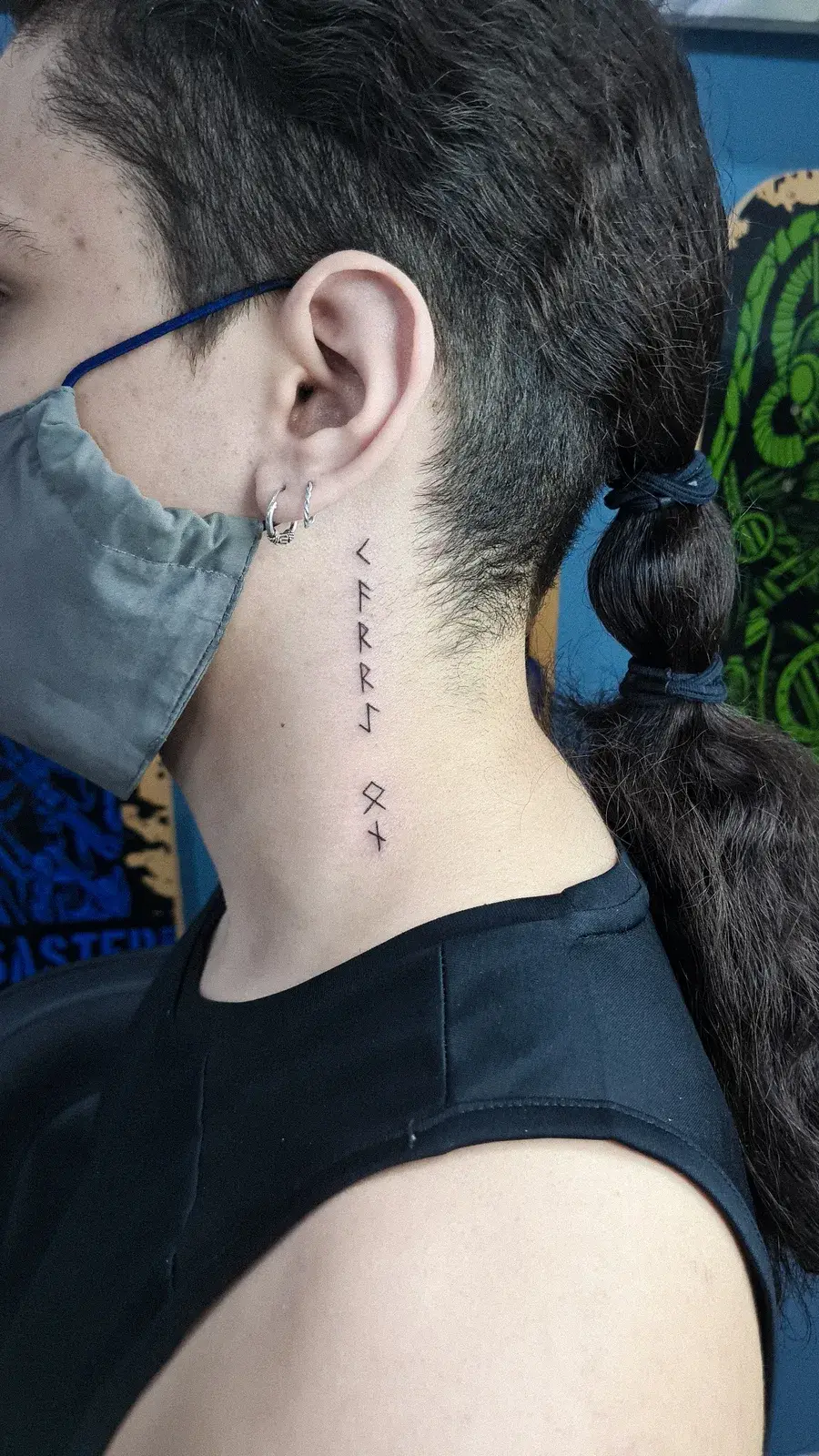 Tatuagem fine line com runas nórdicas em traço fino no pescoço