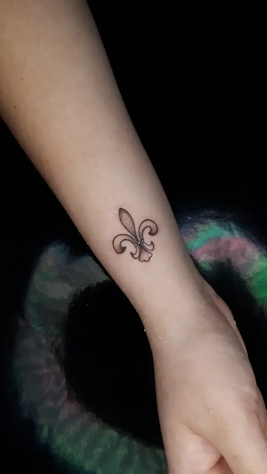 Tatuagem fine line com símbolo de letras de graduação, em pontilhismo no punho