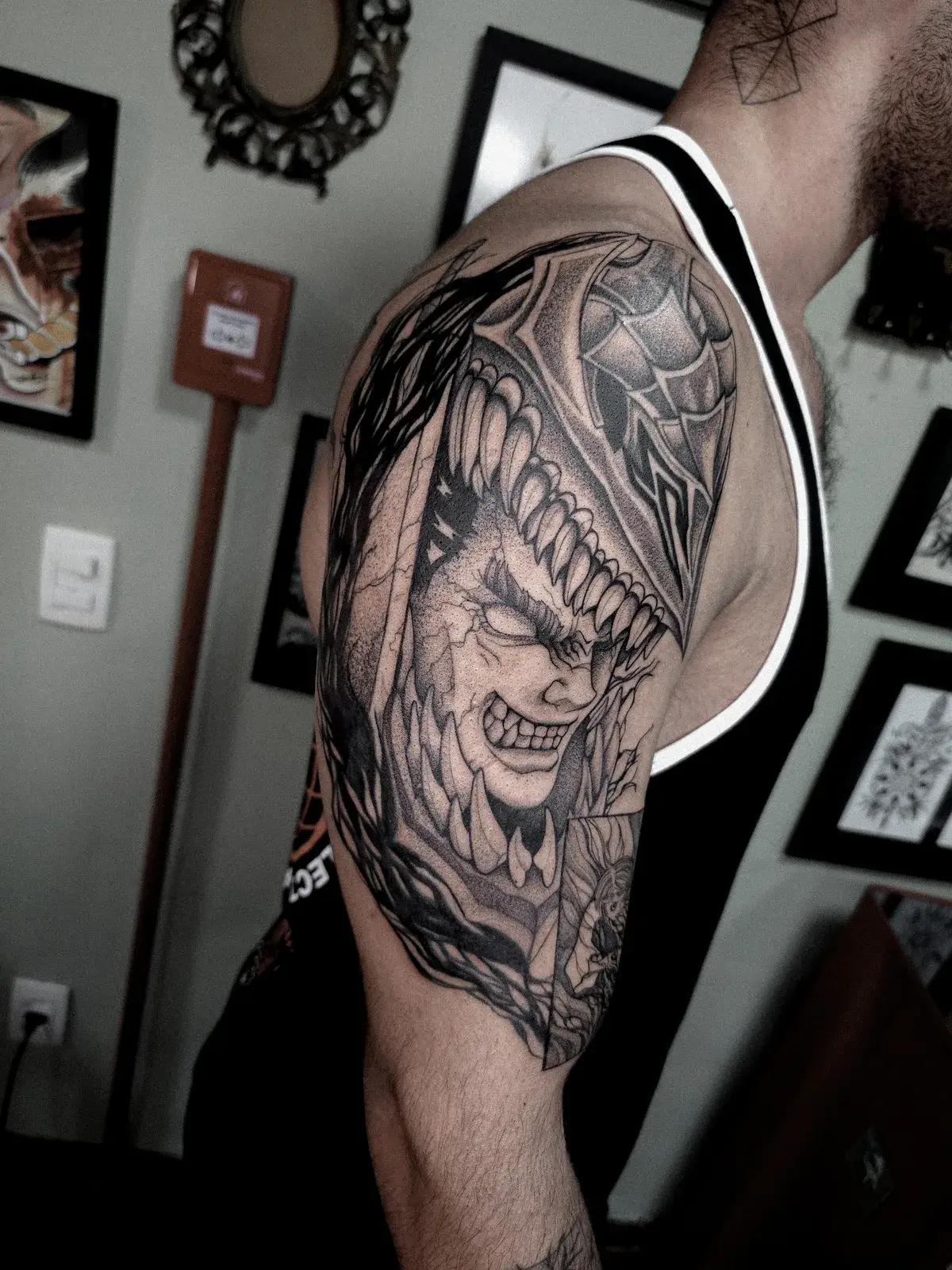 Tatuagem geek do Guts, de Berserk, em preto e cinza no braço