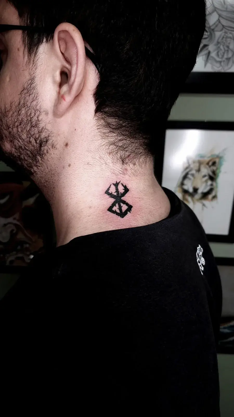 Tatuagem geek de Berserk com a marca do sacrifício em preto sólido no pescoço