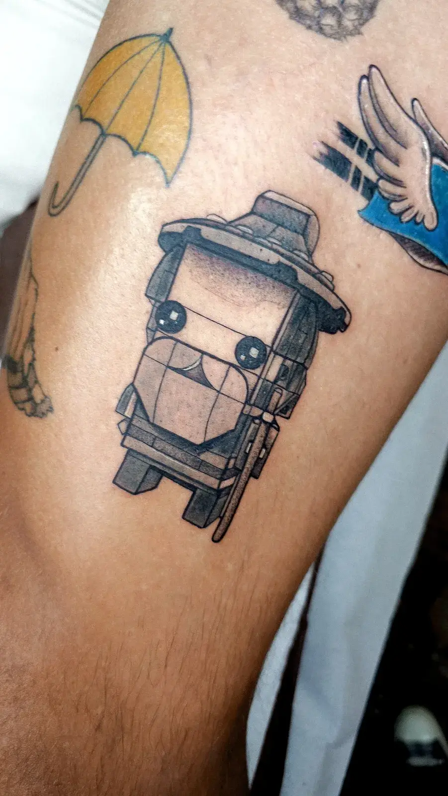 Tatuagem geek do Gandalf em versão Lego, em blackwork com pontilhismo, na coxa