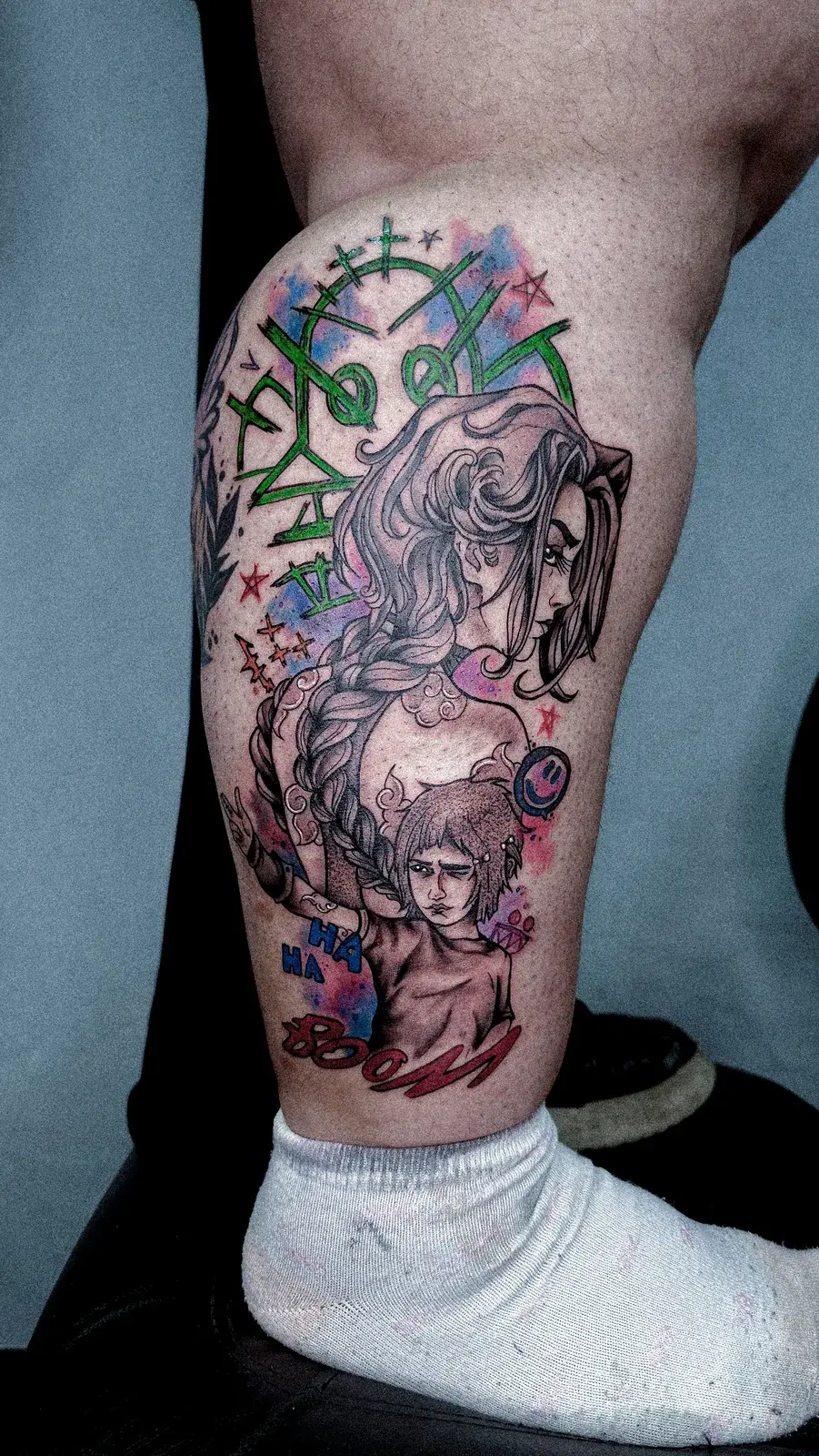 Tatuagem geek da Jinx, de Arcane, em aquarela colorida na panturrilha