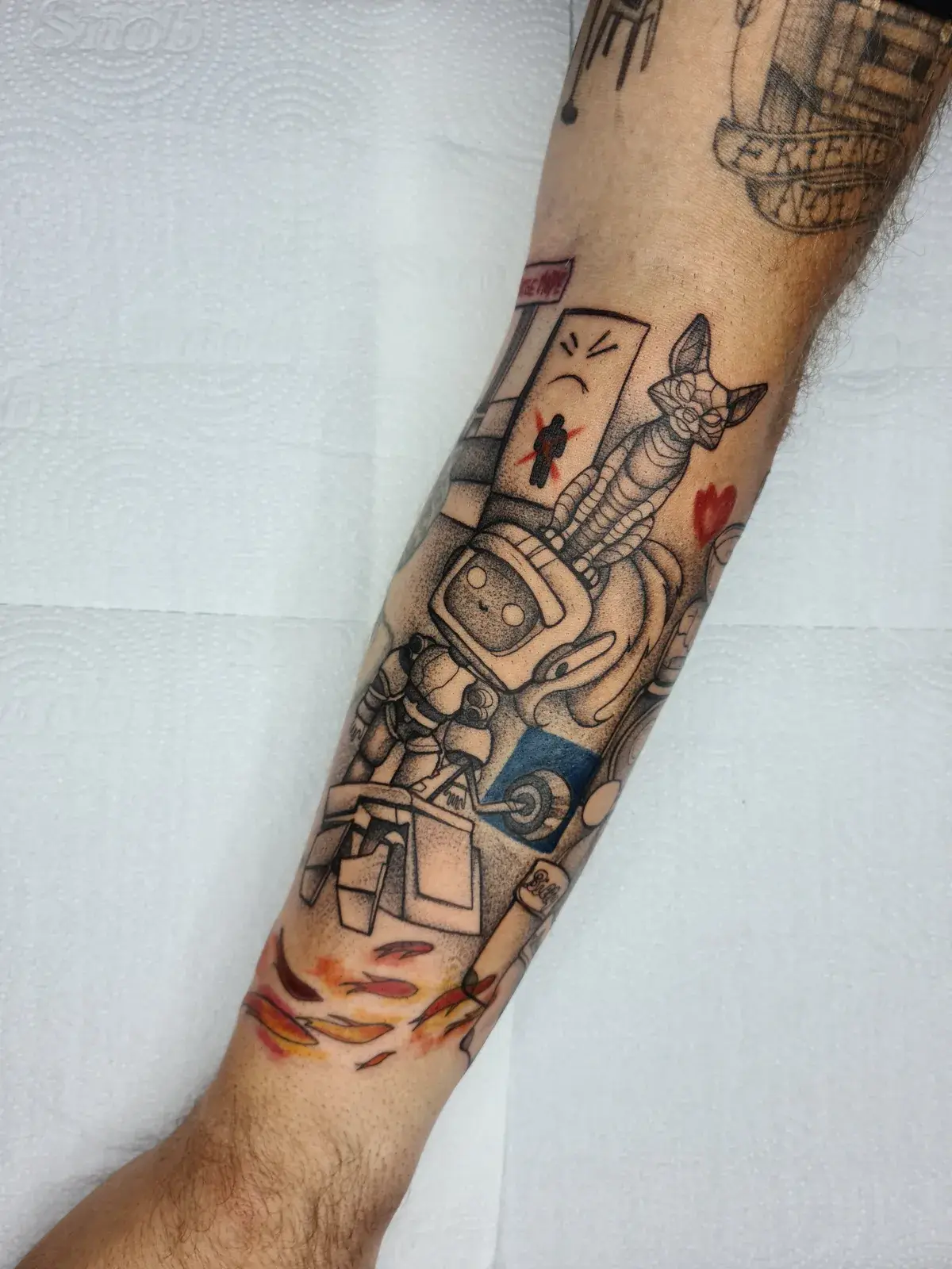Tatuagem geek de Love, Death and Robots com robôs e eletrônicos, com detalhes coloridos no antebraço