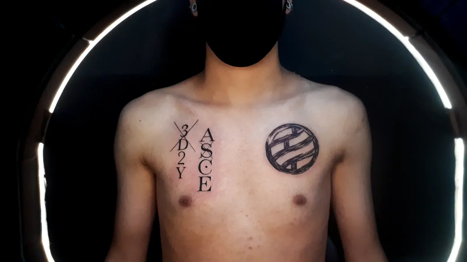 Tatuagem geek de One Piece e Naruto no peito, com o símbolo do clã Nara e lettering
