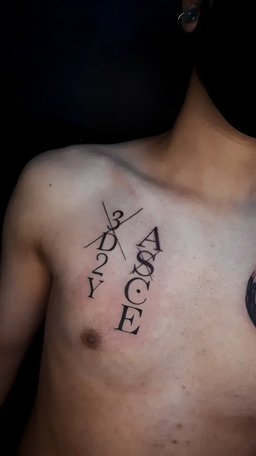 Tatuagem geek de One Piece com a tatuagem do Ace e a inscrição 3D2Y no peito