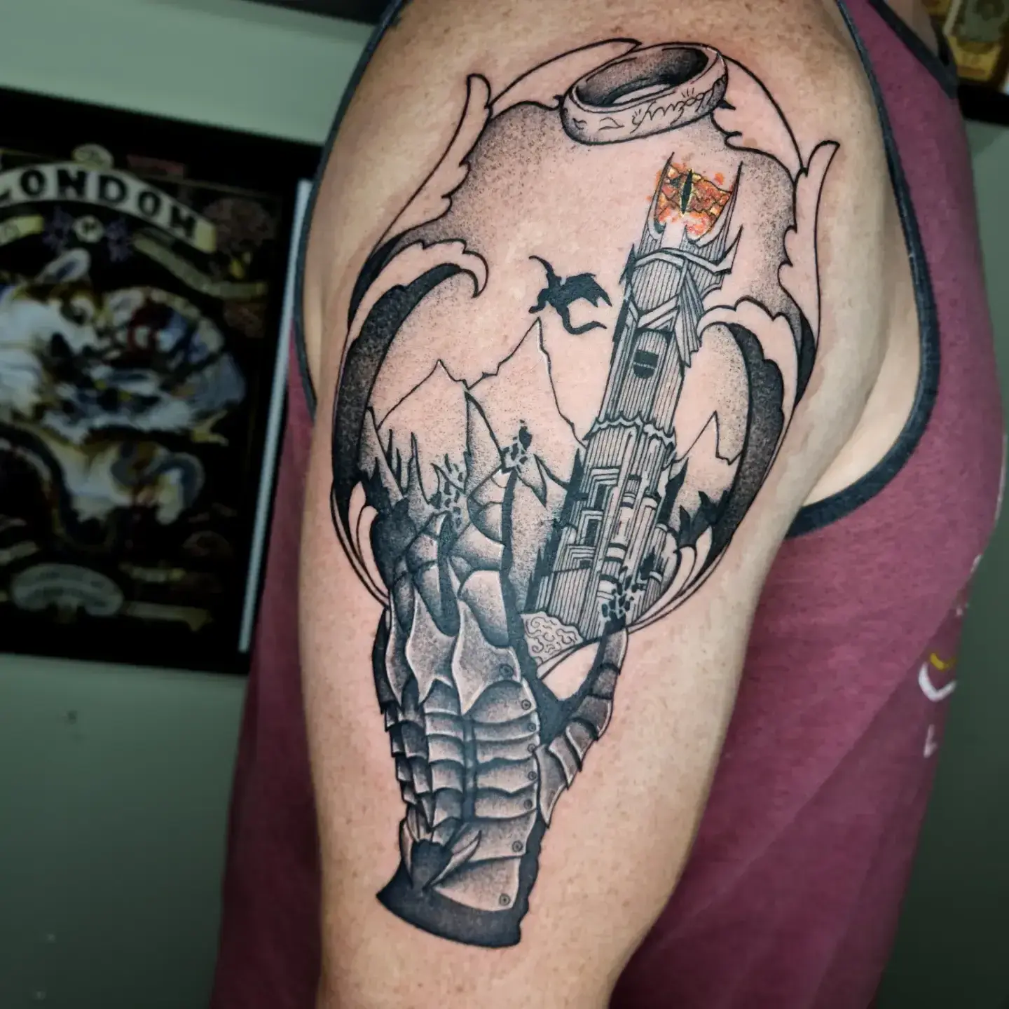Tatuagem geek de torre sombria e anel dentro de moldura em blackwork, no ombro